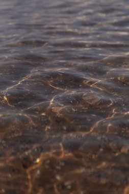 Deniz suyu arka plan. Dalgalarla deniz yüzeyi. Suyun soyut arkaplan rengi yüzeyi. Okyanus suyu deseni duvar kağıdı arka plan.