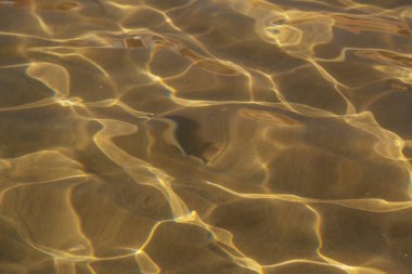 Deniz suyu arka plan. Dalgalarla deniz yüzeyi. Suyun soyut arkaplan rengi yüzeyi. Okyanus suyu deseni duvar kağıdı arka plan.