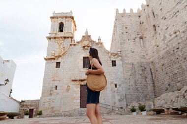 Tarz sahibi bir bayan turistin yabancı şehirde yürürken güzel bir mimari binaya hayran olması, genç bir kadın gezginin tarihi yerleri incelemesi