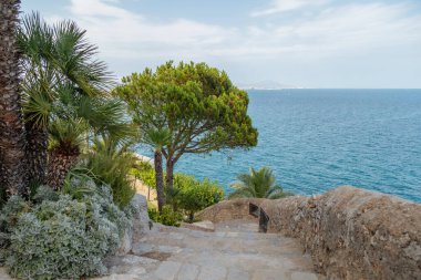 Deniz manzaralı güzel bir manzara.