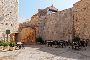 Şehir meydanı, antik Avrupa mimarisi ile sokak kafeleri ve insansız