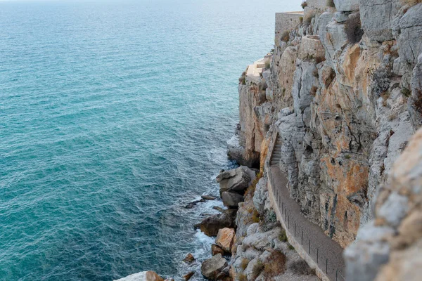 Klares Erstaunlich Azurblaues Meerwasser Mit Felsen Spanien Blick Auf Meereswellen — Stockfoto