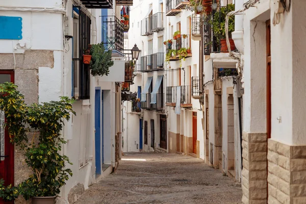 İspanya 'nın göz kamaştırıcı küçük geleneksel köyü. Dar sokaklar, büyüleyici beyaz renkler ve narin evler