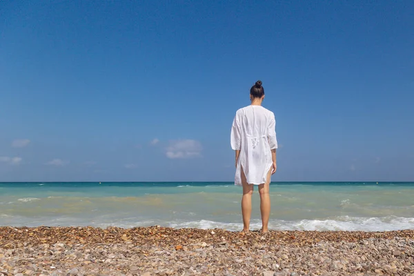 Ragazza Sullo Sfondo Del Mare Tropicale Tramonto Donna Abiti Estivi — Foto Stock