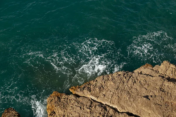 Une Vague Turquoise Roule Vers Bord Falaise Rocheuse Comme Vague — Photo