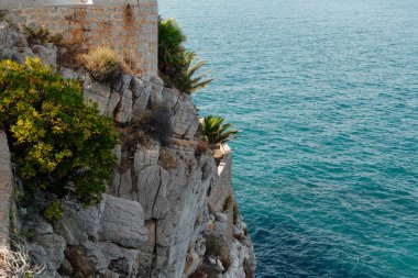 Gök mavisi su dalgalarıyla Akdeniz manzarası. Yaz deniz manzarası. Güneşli havalarda deniz kenarında. Güzel deniz manzarası