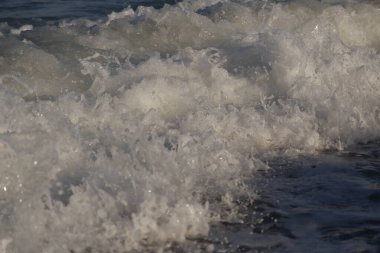 Dalgalar ve köpükle deniz dokusu.