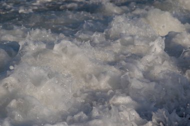 Dalgalar ve köpükle deniz dokusu.