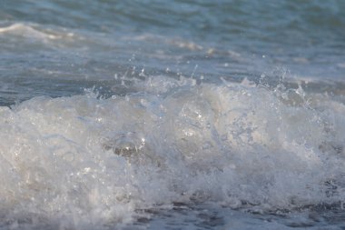 Dalgalar ve köpükle deniz dokusu.