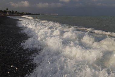 Deniz dalgasının beyaz tepesi. Sahilde bir dalga..