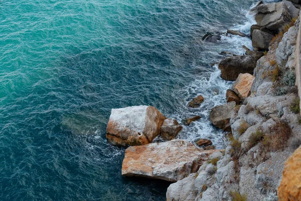 Ozeanwellen Hintergrund Brechen Meerwasser Felsige Küste Raue See Türkisfarbener Wassergefälle — Stockfoto