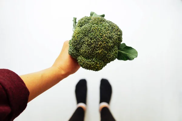 Brócolos Crus Mão Comida Vegetariana Conceito Dieta Vegetais Verdes Close — Fotografia de Stock