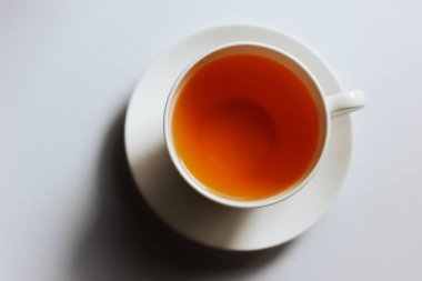 Beyaz arka planda bir fincan çay. Beyaz arka planda izole edilmiş bir çay. Üst manzara..
