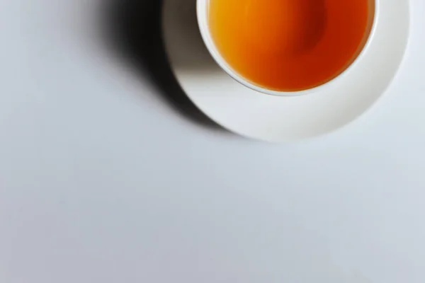 白を基調としたお茶のカップ白を基調としたお茶と白を基調としたカップトップ表示 — ストック写真