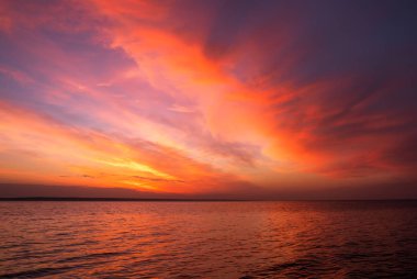 Deniz üzerinde sihirli turuncu günbatımı. Sunrise Beach üzerinde