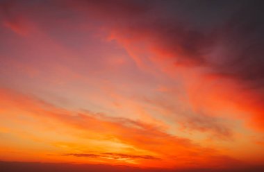 Ateşli, turuncu ve kırmızı renkler günbatımı gökyüzü. Güzel arka plan