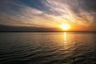 Sahilde gün batımının güzel sıcaklığı. Doğanın bileşimi