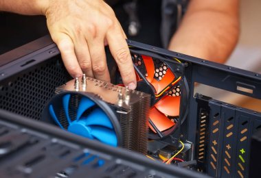 Bilgisayar teknisyeni bilgisayarın soğutma sistemi yükler. PC montaj