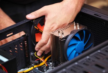 Bilgisayar teknisyeni bilgisayarın soğutma sistemi yükler. PC montaj