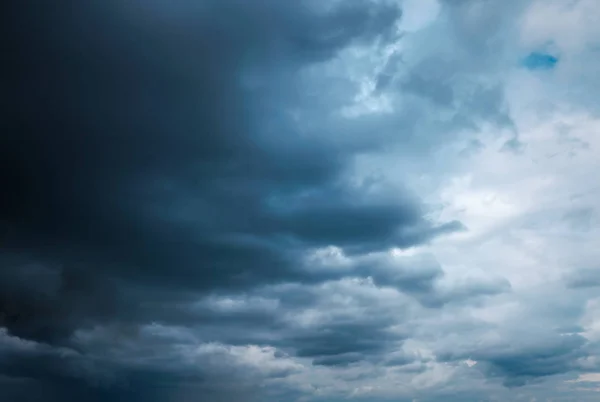 Céu Escuro Profundo Nuvens Tempestade Céu Tempestuoso Bonito — Fotografia de Stock