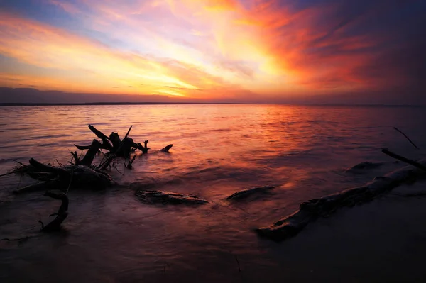 Bellissimo Paesaggio Primaverile Con Costa Marina Cielo Colorato Tramonto Log — Foto Stock