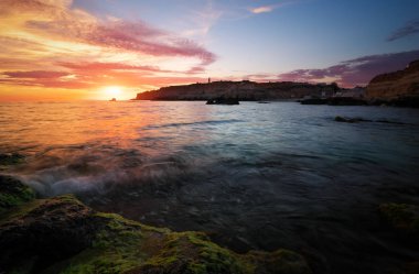 Güzel yaz, yatay, gün batımı, renkli gökyüzü ve deniz kıyısında. Natur bileşimi