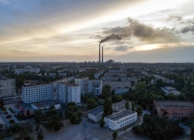 Şehir, nükleer güç istasyonu, termal güç istasyonu ve gökyüzü günbatımı hava görünümünü. Hava fotoğrafçılığı. Energodar, Ukrayna