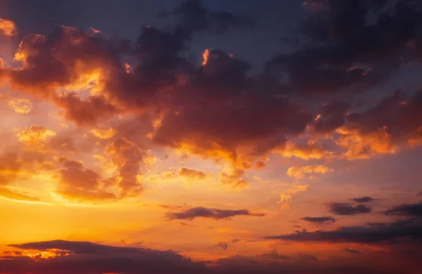 五颜六色的日落与云彩 美丽的夜晚背景 自然成分 — 图库照片