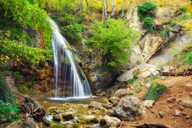 Djur-djur şelale Crimea'da Ulu-uz Nehri üzerinde yer almaktadır. Bahar rill akışı. Doğa kompozisyon.