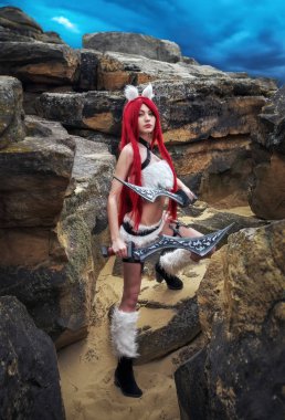 Güzel kadın karakter yakınındaki dağ alanında büyük taşlar iki kılıç ile. Moda modeli kız cosplay karakter