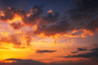 Güzel ateşli turuncu ve kırmızı günbatımı gökyüzü. 