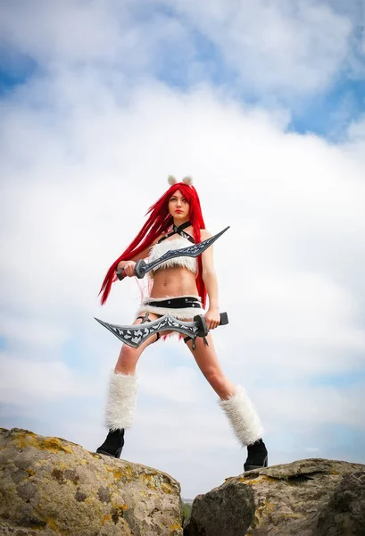 Dağ alanında büyük taşlar üzerinde iki kılıç ile güzel kadın karakter. Moda modeli kız cosplay characte