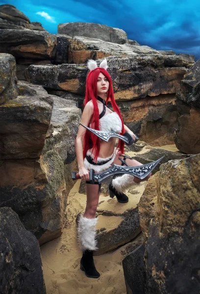 Güzel kadın karakter yakınındaki dağ alanında büyük taşlar iki kılıç ile. Moda modeli kız cosplay karakter