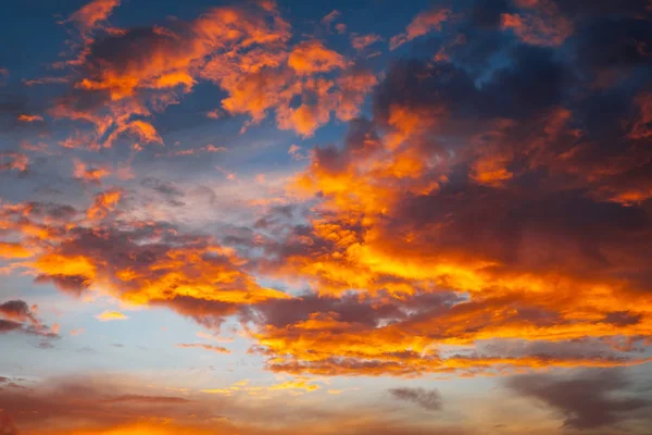 Piękne Ogniste Pomarańczowe Czerwone Zachód Słońca Niebo Wieczorna Scena Magiczna — Zdjęcie stockowe