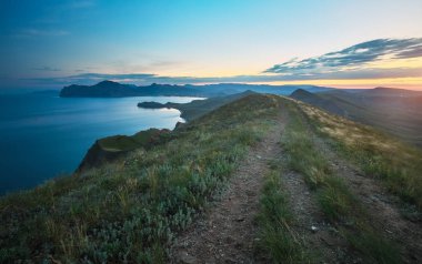 Sea Spring Körfezi. Dağın manzarası. Doğa bileşimi.