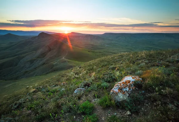 Hermoso Paisaje Con Piedras Cielo Atardecer Escena Nocturna Una Montaña — Foto de Stock