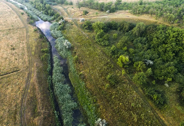 Havadan görünümü nehir akarsu üzerinde. Bulutlu yaz gün