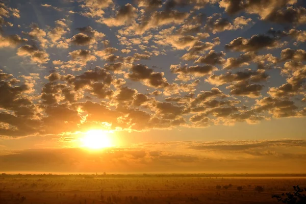 Hermoso Paisaje Amanecer Matutino Con Niebla Nubes Luz Del Sol — Foto de Stock