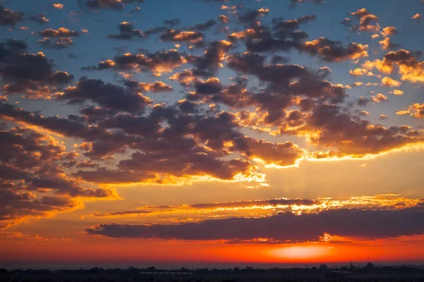 Прекрасный Пейзаж Утреннего Восхода Солнца Туманом Облаками Яркий Солнечный Свет — стоковое фото