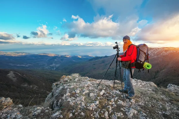 Fotógrafo Tira Fotos Topo Montanha Outono Viajante Com Mochila Desfrutando — Fotografia de Stock