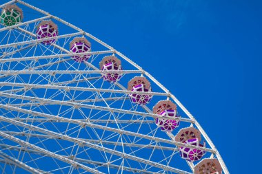 Dönme dolap mavi gökyüzü arka plan üzerinde. Eğlence parkında. Hafta sonu