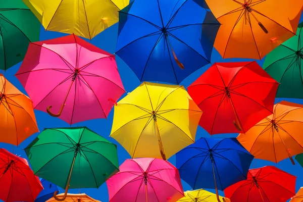 Viele Bunte Regenschirme Himmel Stadtdekoration — Stockfoto