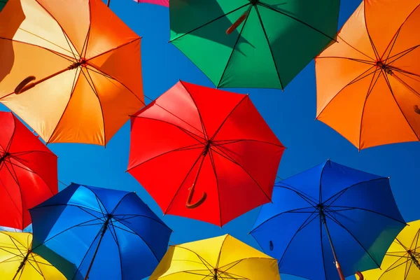 Много Разноцветных Зонтиков Небе Декор Города — стоковое фото