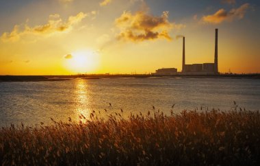 Termik santral, göl ve günbatımı gökyüzü güzel manzara