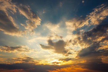 Güzel fırtınalı gün batımı gökyüzü. Bulutlu soyut arkaplan. 