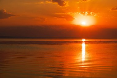 Dramatik günbatımı gökyüzü bulutlu göl üzerinde. Doğanın kompozisyon