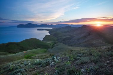 Sea Spring Körfezi. Dağın manzarası. Doğa bileşimi.