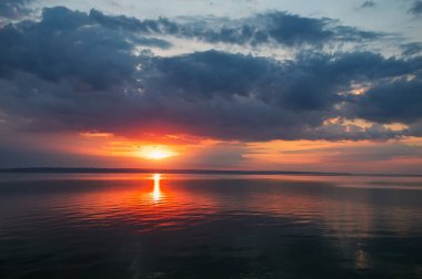 Sahilde gün batımının güzel sıcaklığı. Doğanın bileşimi
