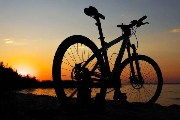 Silhueta Bicicleta Praia Contra Pôr Sol Colorido Mar Fundo Céu — Fotografia de Stock