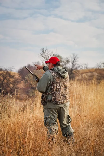 Hunter Mueve Con Una Escopeta Buscando Presas Caza Liebre — Foto de Stock